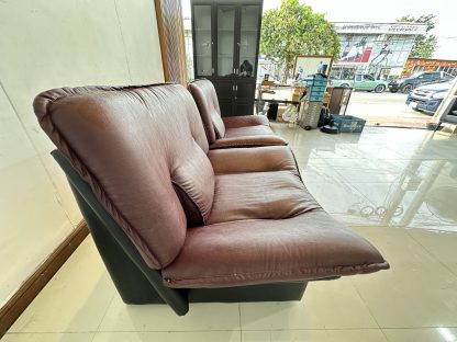 เก้าอี้อาร์มแชร์ เบาะหนัง PU สีม่วงเข้ม โครงสีดำ ขาไม้จริง
