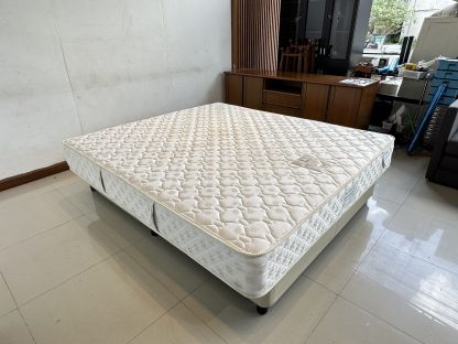 ที่นอนสปริง ขนาด 6 ฟุต บุผ้าสีครีม โครงเหล็ก