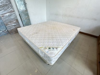 ที่นอนสปริง ขนาด 6 ฟุต บุผ้าสีครีม โครงเหล็ก