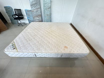 ที่นอนสปริง ขนาด 6 ฟุต บุผ้าสีครีม โครงเหล็ก