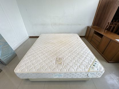 ที่นอนสปริง ขนาด 6 ฟุต บุผ้าสีครีม โครงเหล็ก