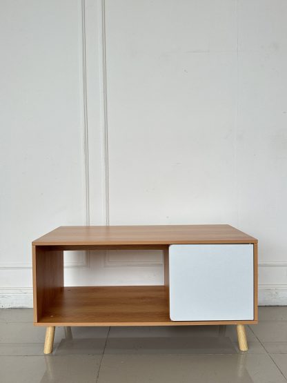ตู้วางทีวี 2 บานเปิด โครงไม้ MDF ปิดผิวลายไม้สีน้ำตาล