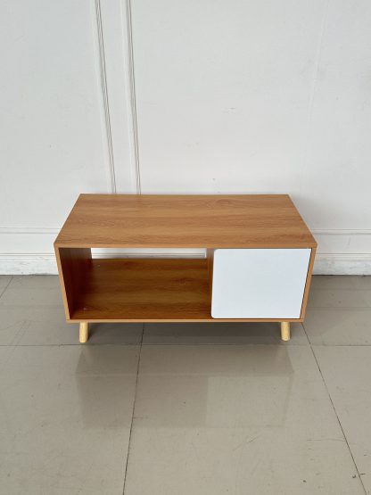 ตู้วางทีวี 2 บานเปิด โครงไม้ MDF ปิดผิวลายไม้สีน้ำตาล