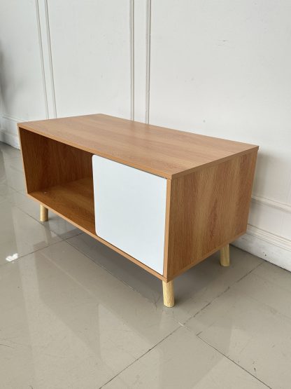 ตู้วางทีวี 2 บานเปิด โครงไม้ MDF ปิดผิวลายไม้สีน้ำตาล