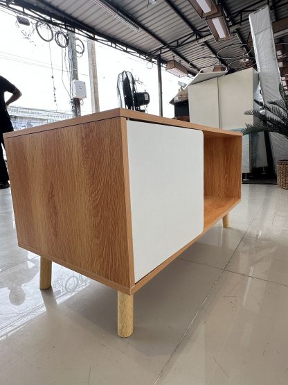 ตู้วางทีวี 2 บานเปิด โครงไม้ MDF ปิดผิวลายไม้สีน้ำตาล
