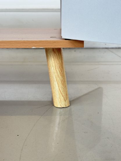 ตู้วางทีวี 2 บานเปิด โครงไม้ MDF ปิดผิวลายไม้สีน้ำตาล