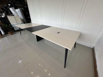 โต๊ะประชุม ท็อปไม้ MDF สีบีช ตัดสีเทา