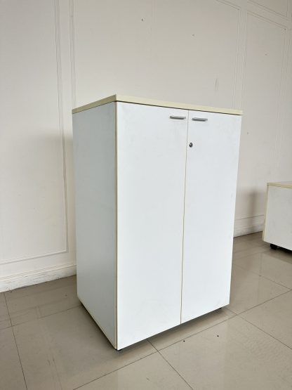 ตู้เก็บของ 2 บานเปิด โครงไม้ MDF สีขาว ขาพลาสติก ปรับระดับได้