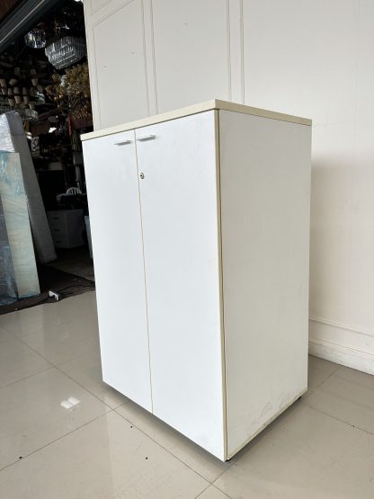ตู้เก็บของ 2 บานเปิด โครงไม้ MDF สีขาว ขาพลาสติก ปรับระดับได้