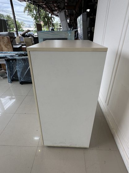 ตู้เก็บของ 2 บานเปิด โครงไม้ MDF สีขาว ขาพลาสติก ปรับระดับได้