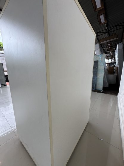 ตู้เก็บของ 2 บานเปิด โครงไม้ MDF สีขาว ขาพลาสติก ปรับระดับได้