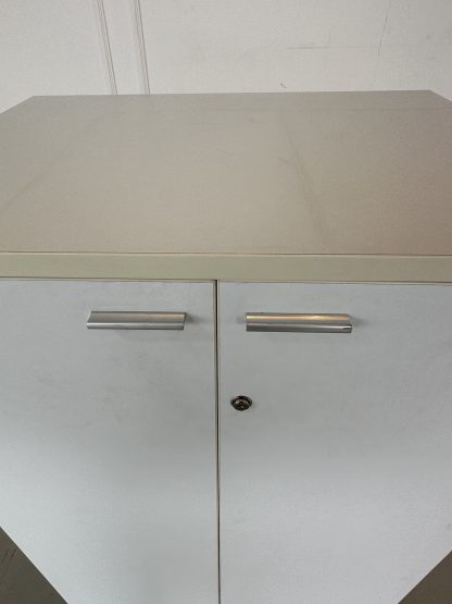 ตู้เก็บของ 2 บานเปิด โครงไม้ MDF สีขาว ขาพลาสติก ปรับระดับได้