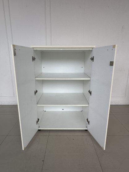 ตู้เก็บของ 2 บานเปิด โครงไม้ MDF สีขาว ขาพลาสติก ปรับระดับได้