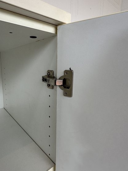 ตู้เก็บของ 2 บานเปิด โครงไม้ MDF สีขาว ขาพลาสติก ปรับระดับได้