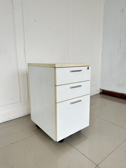 ตู้โมบาย 3 ลิ้นชัก โครงไม้ MDF สีขาว มือจับพลาสติก ล้อเลื่อน