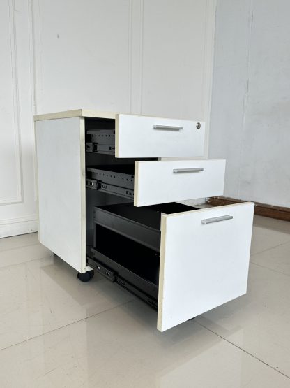 ตู้โมบาย 3 ลิ้นชัก โครงไม้ MDF สีขาว มือจับพลาสติก ล้อเลื่อน