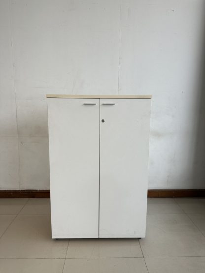 ตู้เก็บของ 2 บานเปิด โครงไม้ MDF สีขาว ขาพลาสติก ปรับระดับได้