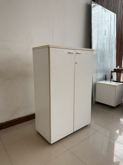 ตู้เก็บของ 2 บานเปิด โครงไม้ MDF สีขาว ขาพลาสติก ปรับระดับได้