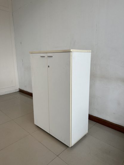 ตู้เก็บของ 2 บานเปิด โครงไม้ MDF สีขาว ขาพลาสติก ปรับระดับได้