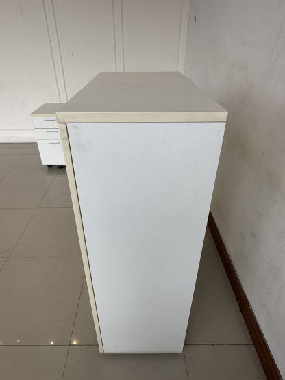 ตู้เก็บของ 2 บานเปิด โครงไม้ MDF สีขาว ขาพลาสติก ปรับระดับได้
