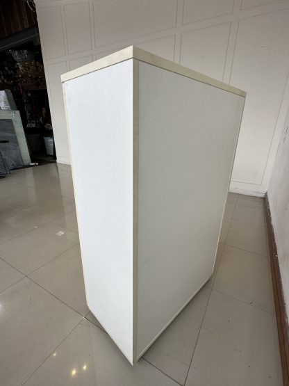 ตู้เก็บของ 2 บานเปิด โครงไม้ MDF สีขาว ขาพลาสติก ปรับระดับได้