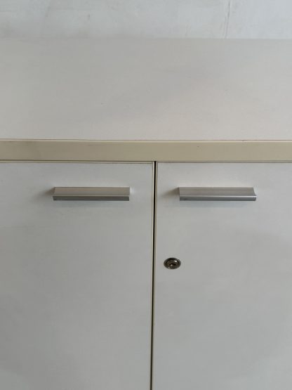 ตู้เก็บของ 2 บานเปิด โครงไม้ MDF สีขาว ขาพลาสติก ปรับระดับได้