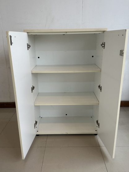 ตู้เก็บของ 2 บานเปิด โครงไม้ MDF สีขาว ขาพลาสติก ปรับระดับได้