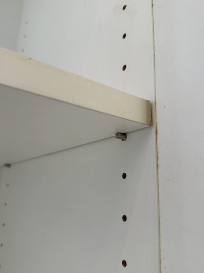 ตู้เก็บของ 2 บานเปิด โครงไม้ MDF สีขาว ขาพลาสติก ปรับระดับได้