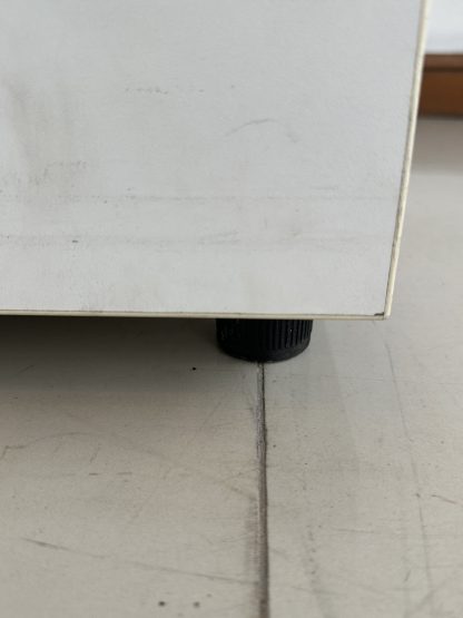 ตู้เก็บของ 2 บานเปิด โครงไม้ MDF สีขาว ขาพลาสติก ปรับระดับได้