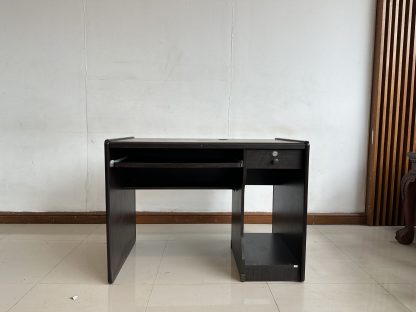 โต๊ะทำงาน 1 บานเลื่อน 1 ลิ้นชัก ท็อปโครงไม้ MDF สีน้ำตาลลายไม้
