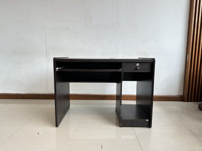 โต๊ะทำงาน 1 บานเลื่อน 1 ลิ้นชัก ท็อปโครงไม้ MDF สีน้ำตาลลายไม้