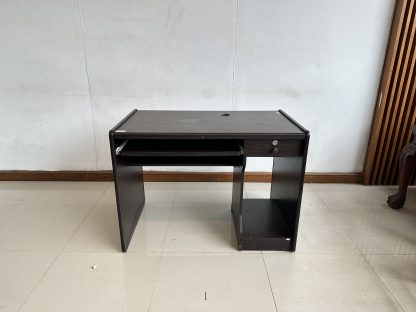 โต๊ะทำงาน 1 บานเลื่อน 1 ลิ้นชัก ท็อปโครงไม้ MDF สีน้ำตาลลายไม้