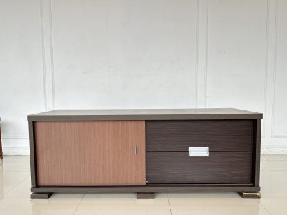 ตู้วางทีวี 1 บานเลื่อน 2 ลิ้นชัก โครงไม้ MDF สีน้ำตาลลายไม้