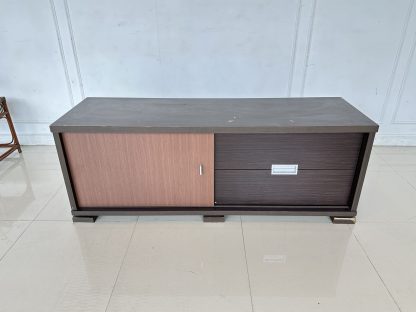 ตู้วางทีวี 1 บานเลื่อน 2 ลิ้นชัก โครงไม้ MDF สีน้ำตาลลายไม้