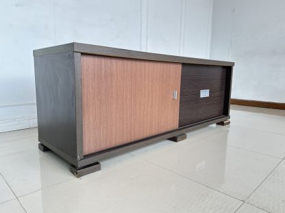 ตู้วางทีวี 1 บานเลื่อน 2 ลิ้นชัก โครงไม้ MDF สีน้ำตาลลายไม้