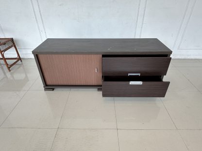 ตู้วางทีวี 1 บานเลื่อน 2 ลิ้นชัก โครงไม้ MDF สีน้ำตาลลายไม้