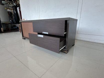 ตู้วางทีวี 1 บานเลื่อน 2 ลิ้นชัก โครงไม้ MDF สีน้ำตาลลายไม้