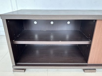 ตู้วางทีวี 1 บานเลื่อน 2 ลิ้นชัก โครงไม้ MDF สีน้ำตาลลายไม้