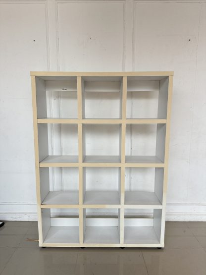 ชั้นโชว์ 12 ช่องวาง โครงไม้ MDF สีขาว ขาพลาสติก