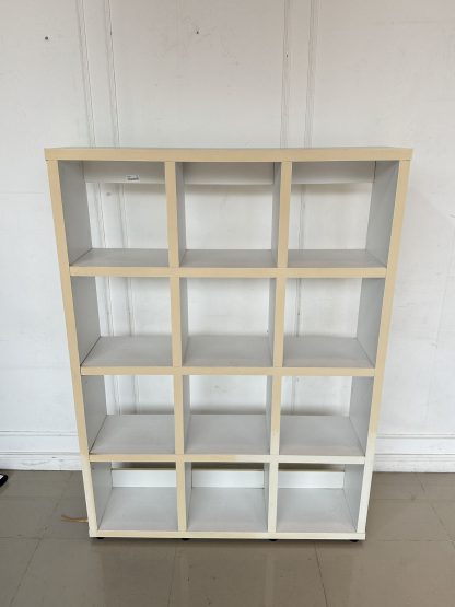 ชั้นโชว์ 12 ช่องวาง โครงไม้ MDF สีขาว ขาพลาสติก