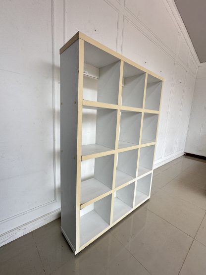 ชั้นโชว์ 12 ช่องวาง โครงไม้ MDF สีขาว ขาพลาสติก