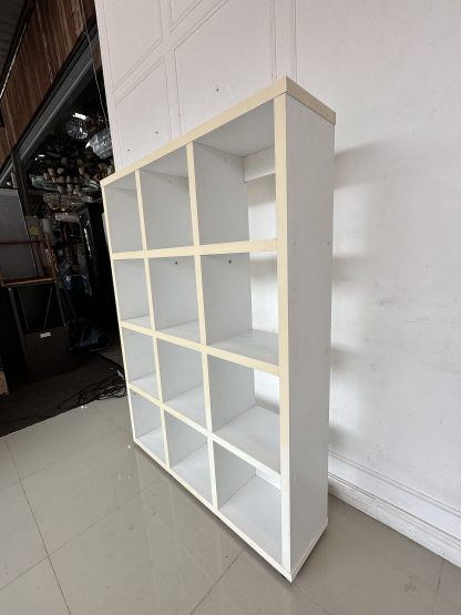ชั้นโชว์ 12 ช่องวาง โครงไม้ MDF สีขาว ขาพลาสติก