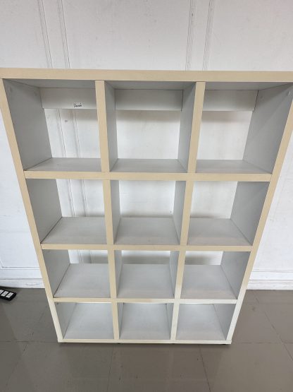 ชั้นโชว์ 12 ช่องวาง โครงไม้ MDF สีขาว ขาพลาสติก
