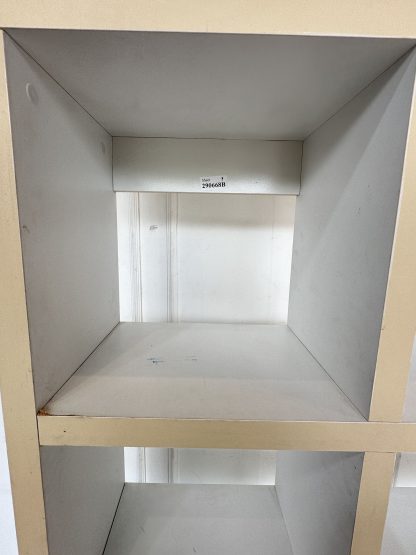 ชั้นโชว์ 12 ช่องวาง โครงไม้ MDF สีขาว ขาพลาสติก