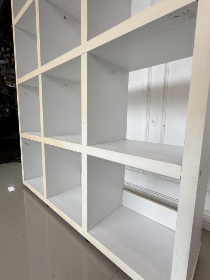 ชั้นโชว์ 12 ช่องวาง โครงไม้ MDF สีขาว ขาพลาสติก