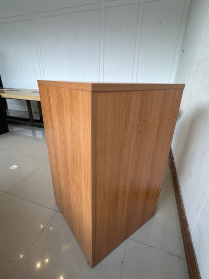 ตู้เก็บของ 1 บานเปิด 1 ลิ้นชัก โครงไม้ MDF สีน้ำตาล มือจับเหล็ก