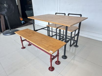 ชุดโต๊ะทานอาหารไม้สน 4 ที่นั่ง โครงขาเหล็ก PVC