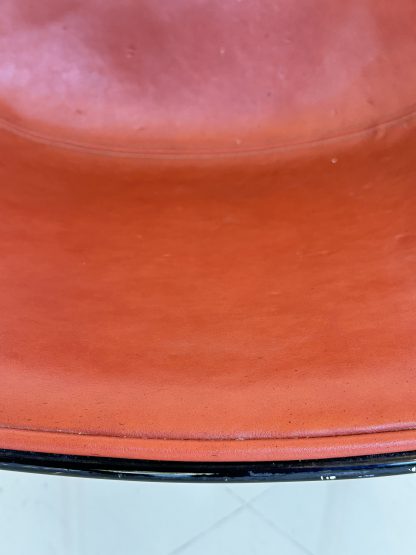 เก้าอี้ เบาะหนัง PU สีแดงอมส้ม โครงเบาะไฟเบอร์สีดำ ขาไม้สน