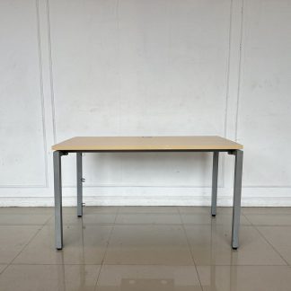 โต๊ะทำงาน ท็อปไม้ MDF สีบีชลายไม้ มีช่องสายไฟ และรางเหล็กสำหรับวางปลั๊กไฟ ขาเหล็กสีเทา ปลายขาปรับความสูงได้