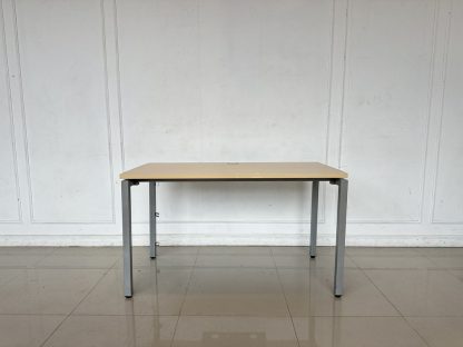 โต๊ะทำงาน ท็อปไม้ MDF สีบีชลายไม้ มีช่องสายไฟ และรางเหล็กสำหรับวางปลั๊กไฟ ขาเหล็กสีเทา ปลายขาปรับความสูงได้